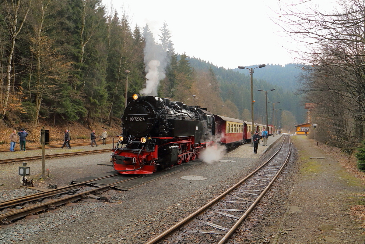 99 7232 mit IG HSB-Sonder-PmG (Wernigerode-Nordhausen-Hasselfelde) am Nachmittag des 25.02.2017 im Bahnhof Eisfelder Talmühle. (Bild 2) Wie immer, bei so einer Gelegenheit, sind die Fotografen auf der Suche nach einem geeigneten Platz für einen guten  Schuß ! :-)