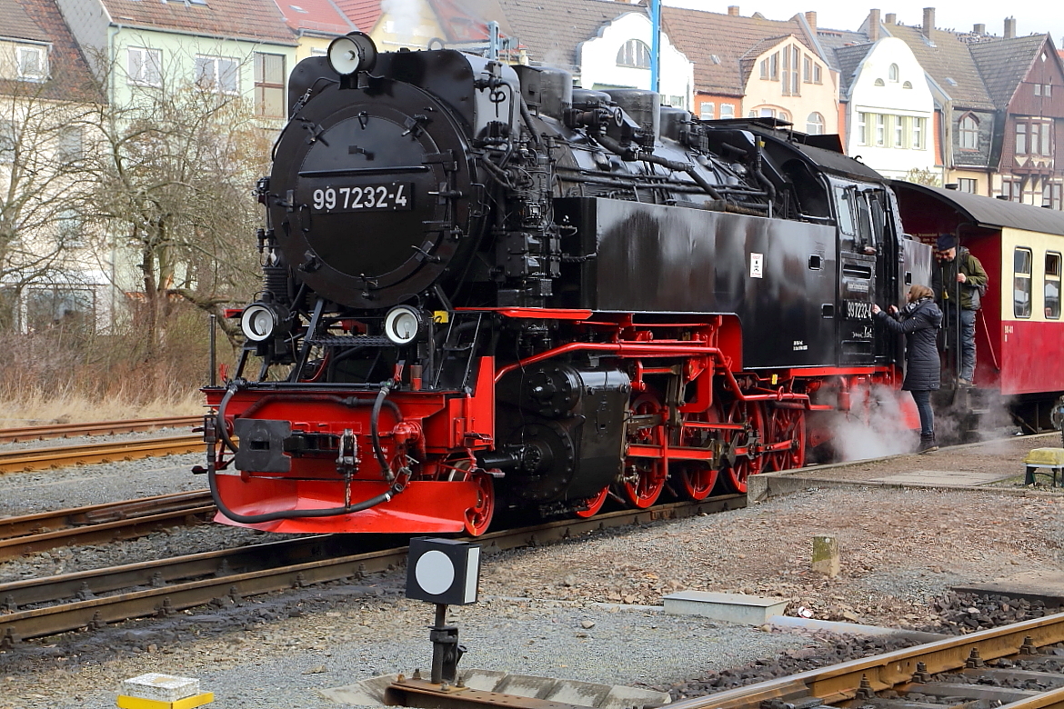 99 7232 vor IG HSB-Sonder-PmG am Nachmittag des 25.02.2017 abfahrbereit in Richtung Hasselfelde, im Bahnhof Nordhausen Nord. (Bild 1)