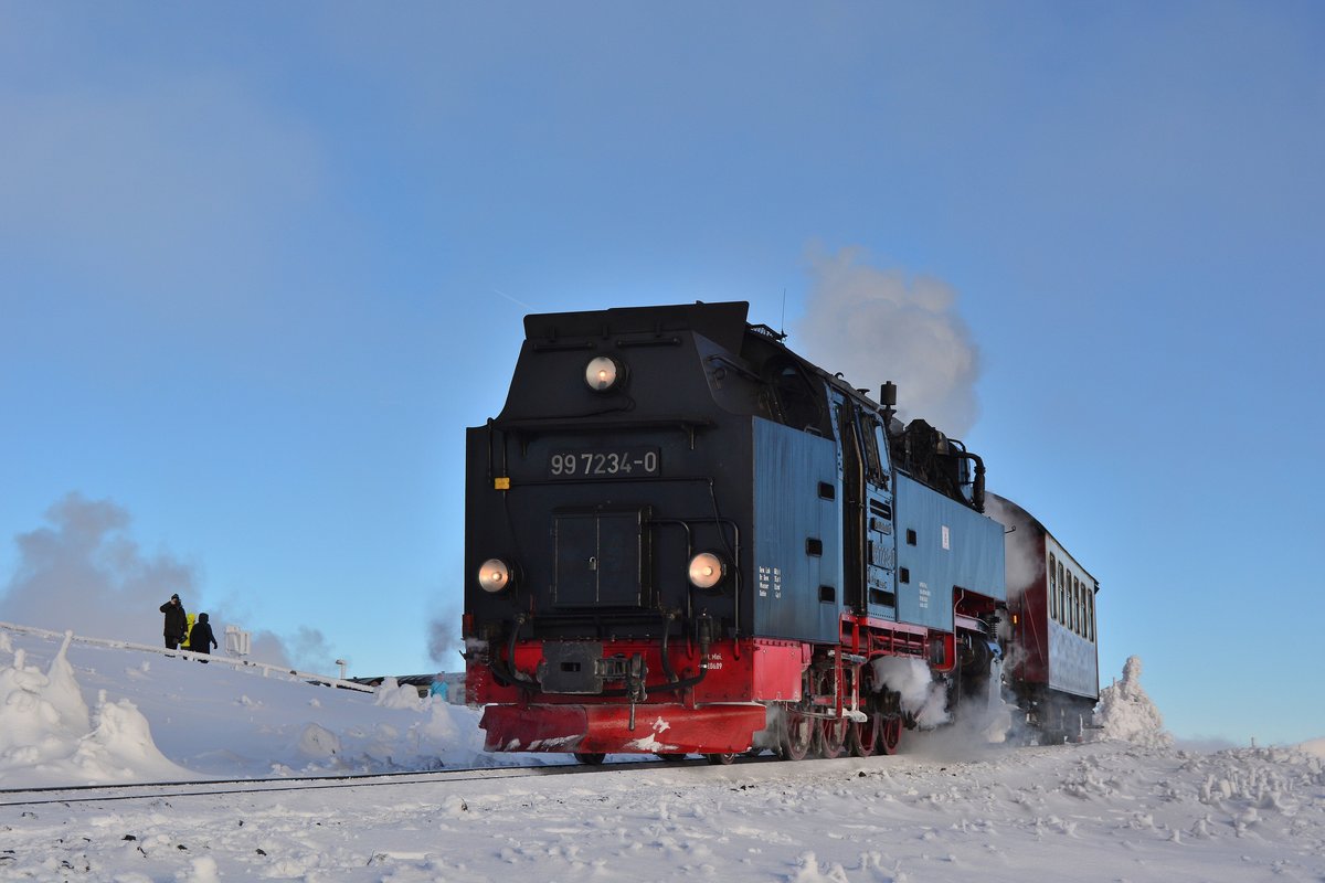 99 7234-0 rollt gerade mit dem P8930 aus dem Bahnhof Brocken in Richtung Tal.

Brocken 06.01.2017