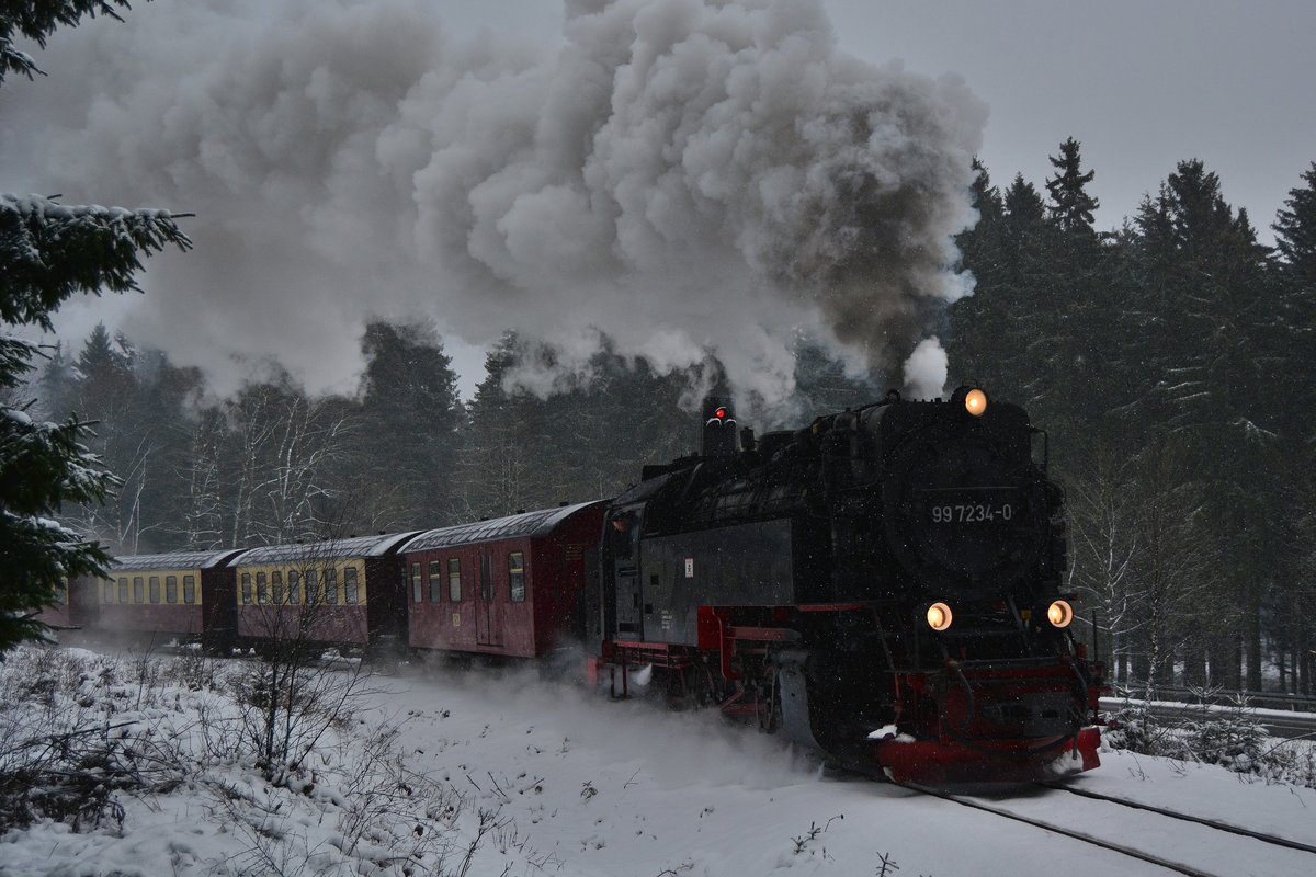 99 7234-0 schnauft mit dem P8927 nach Schierke durch den verschneiten Harz nachdem sie gerade den Bahnhof Drei Annen Hohne verlassen hat.

Drei Annen Hohne 04.01.2017