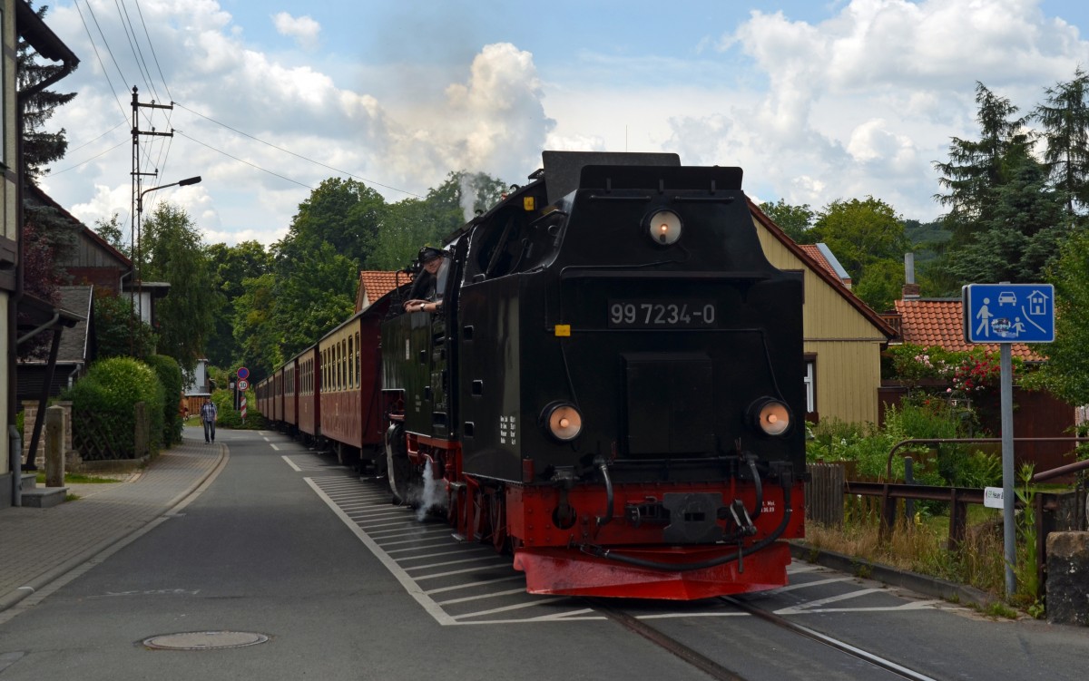 99 7234 durchfährt mit einem Personenzug vom Brocken kommend am 29.06.15 Wernigerode.