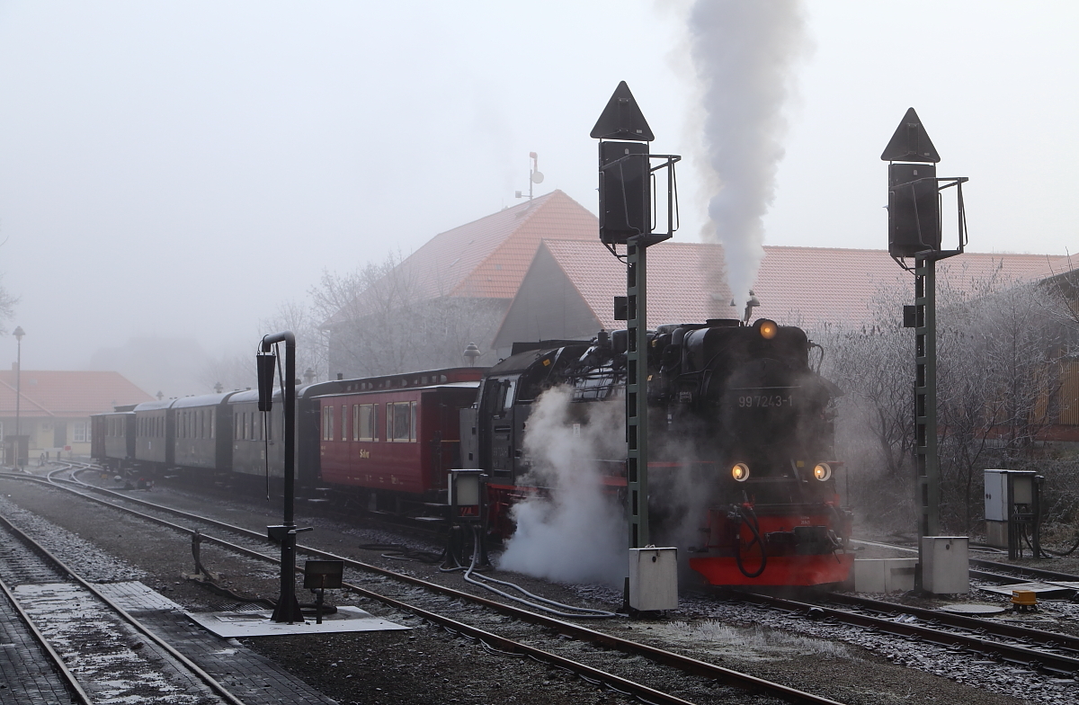99 7234 mit IG HSB-Sonderzug am Vormittag des 13.02.2015 abfahrbereit im Bahnhof Wernigerode. Im Rahmen einer dreitägigen Sonderveranstaltung sind die heutigen Ziele Brocken, Selketal und Gernrode. Ein beachtliche Strecke, die der kleine Zug da zu bewältigen hat, denn es handelt sich immerhin um 134 Kilometer!