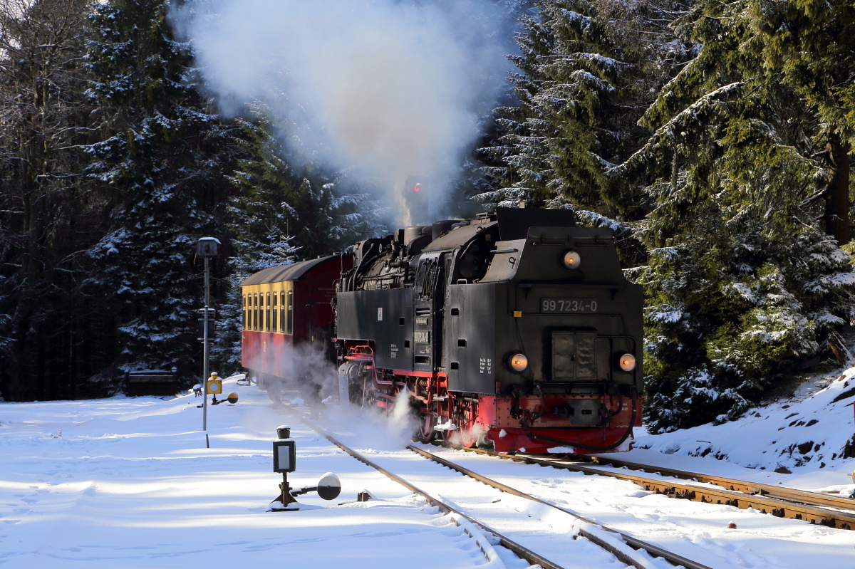 99 7234 mit P 8922 vom Brocken und mit Fahrziel Drei Annen Hohne, am Nachmittag des 24.02.2017 bei der Einfahrt in den Bahnhof Schierke. (Bild 2)