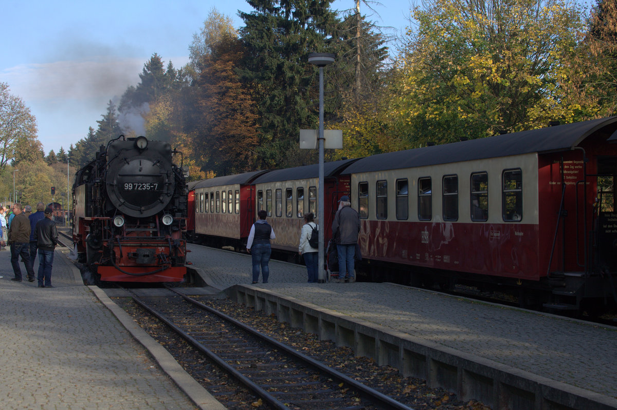 99 7235-2 rangiert in Drei Annen Hohne, um den Zug vom Gleis 2  zum Gleis 1 umzusetzen. 16.10.2018 14:48 Uhr.