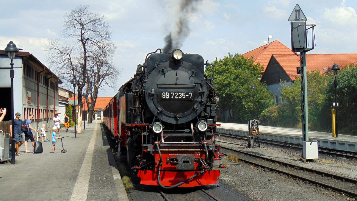 99 7235 der HSB steht mit einem Zug zum Brocken im Bahnhof von Wernigerode