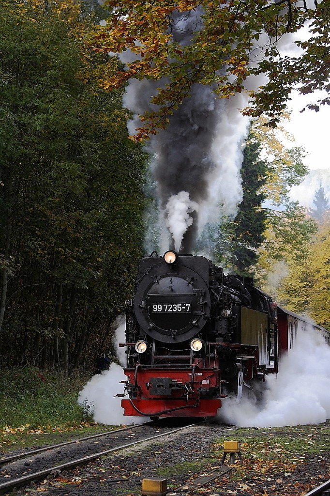 99 7235 mit Planzug P8931 zum Brocken am 19.10.2013 bei der Ausfahrt aus dem Haltepunkt  Steinerne Renne .