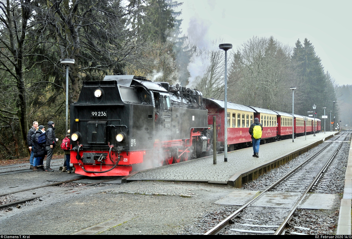 99 7236-5 (99 236) der Harzer Schmalspurbahnen GmbH (HSB) als P 8930 vom Brocken nach Wernigerode Hbf steht im Bahnhof Drei Annen Hohne auf Gleis 2.
Aufgrund des Regens (auf dem Brocken als Schnee) bei ca. 2 °C haben sich die meisten Schaulustigen nicht lange am Zug aufgehalten. Die Fahrt geht um 14:23 Uhr weiter.
[2.2.2020 | 14:13 Uhr]