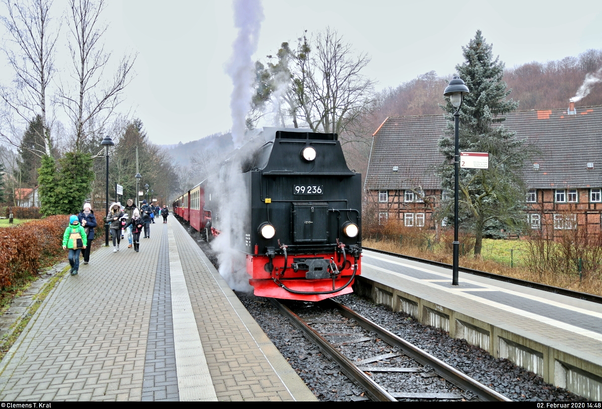 99 7236-5 (99 236) der Harzer Schmalspurbahnen GmbH (HSB) als P 8930 vom Brocken nach Wernigerode Hbf steht im Bahnhof Wernigerode-Hasserode auf der Harzquerbahn (Bahnstrecke Nordhausen Nord–Wernigerode | KBS 325).
[2.2.2020 | 14:48 Uhr]