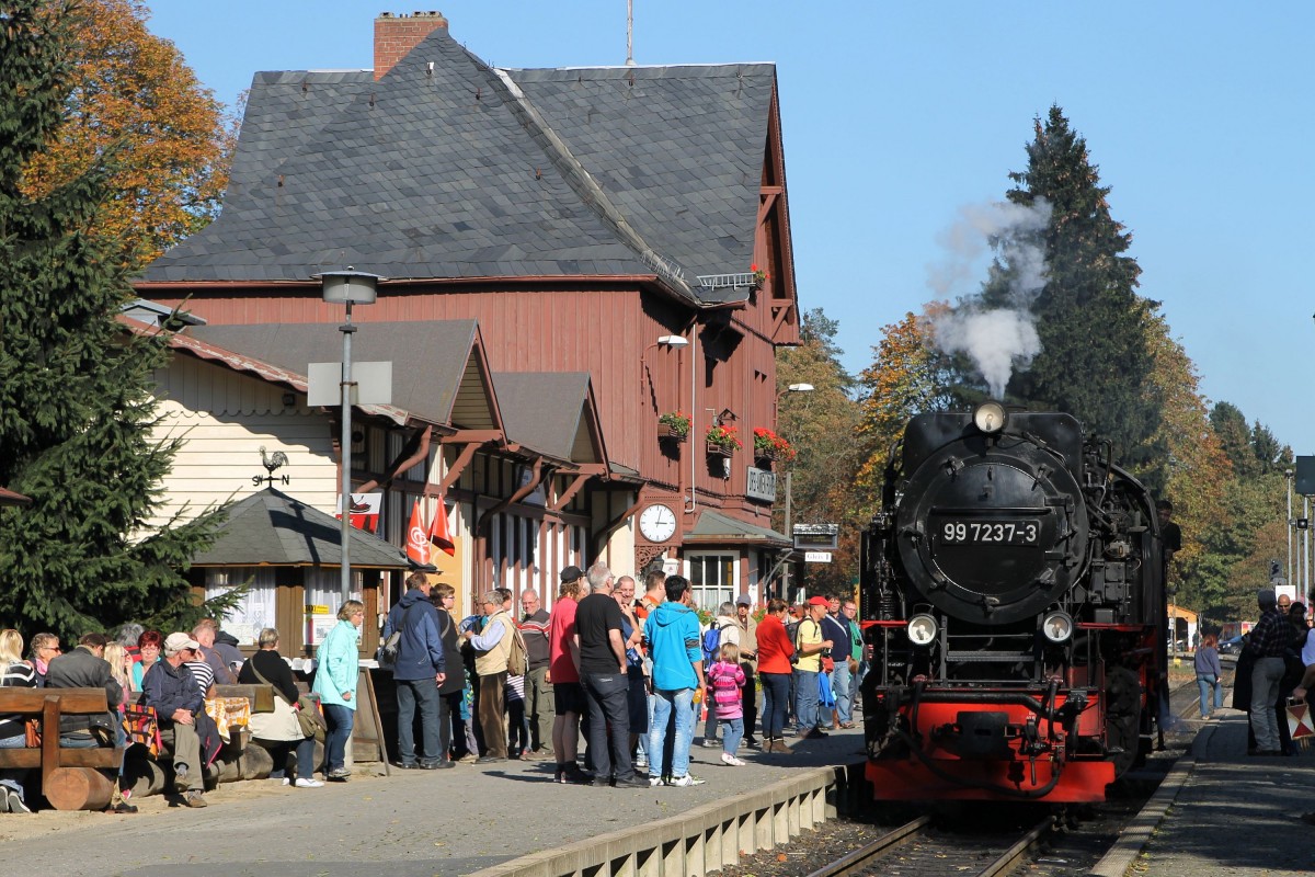 99 7237-3 (Baujahr: 1955) der Harzer Schmalspurbahn GmbH (HSB) während Umlaufen auf Bahnhof Drei Annen Hohne am 4-10-2014.