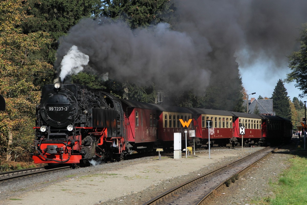 99 7237-3 (Baujahr: 1955) der Harzer Schmalspurbahn GmbH (HSB) mit Lokzalzug 8923 Drei Annen Hohne-Brocken bei Drei Annen Hohne am 4-10-2014.