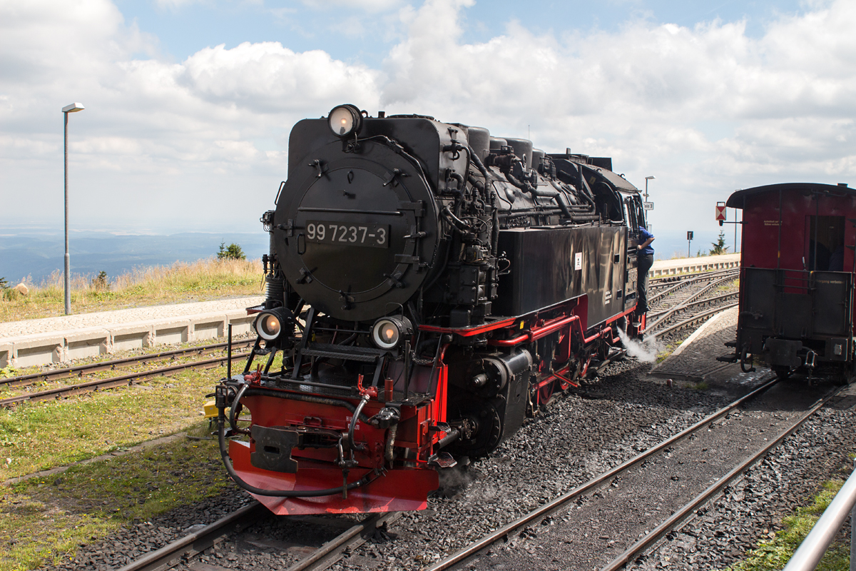 99 7237-3 - gerade mit ihrem Zug auf dem Brocken angekommen - wurde beim Umsetzen am 16.08.16 fotografiert.