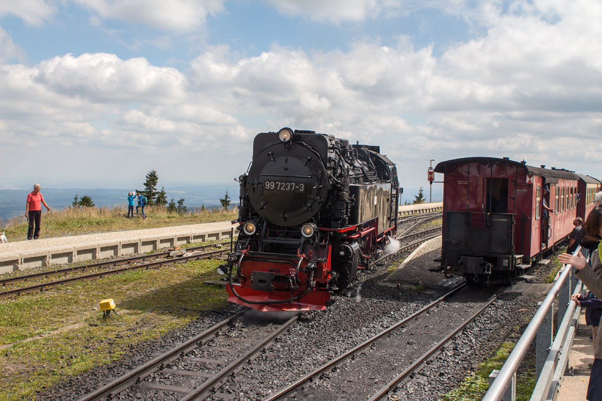 99 7237-3 - gerade mit ihrem Zug auf dem Brocken angekommen - wurde beim Umsetzen am 16.08.16 fotografiert.