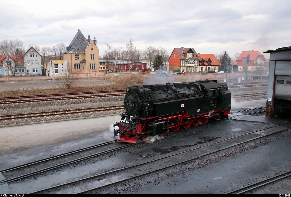 99 7237-3 der Harzer Schmalspurbahnen GmbH (HSB) rangiert im Bahnhof Wernigerode Richtung Drehscheibe. Aufgenommen von der Aussichtsplattform. [10.3.2018 | 9:33 Uhr]