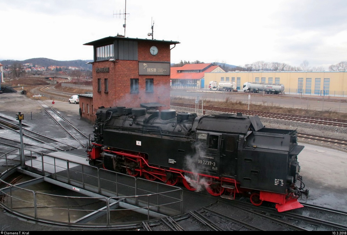99 7237-3 der Harzer Schmalspurbahnen GmbH (HSB) rangiert im Bahnhof Wernigerode auf die Drehscheibe. Aufgenommen von der Aussichtsplattform. [10.3.2018 | 9:34 Uhr]