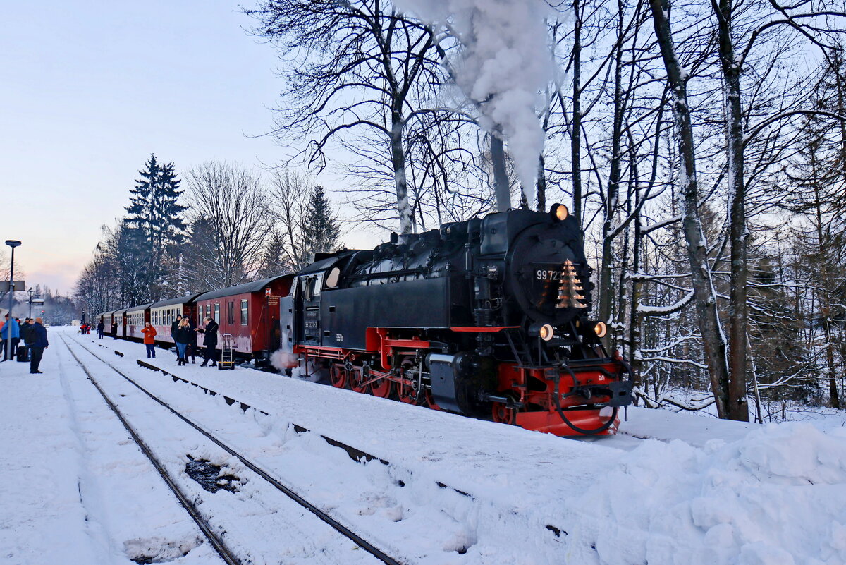 99 7237-3 der HSB steht am 03. Dezember 2023 im Bahnhof Drei Annen Hohne bereit.