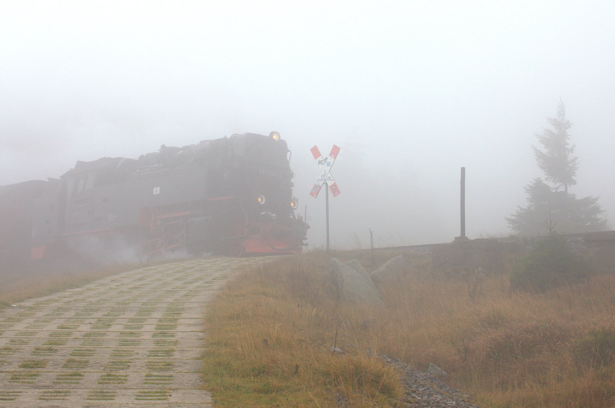 99 7237-3 taucht plötzlich aus dem dichten Brockennebel auf. 04.10.2017  10:28 Uhr.