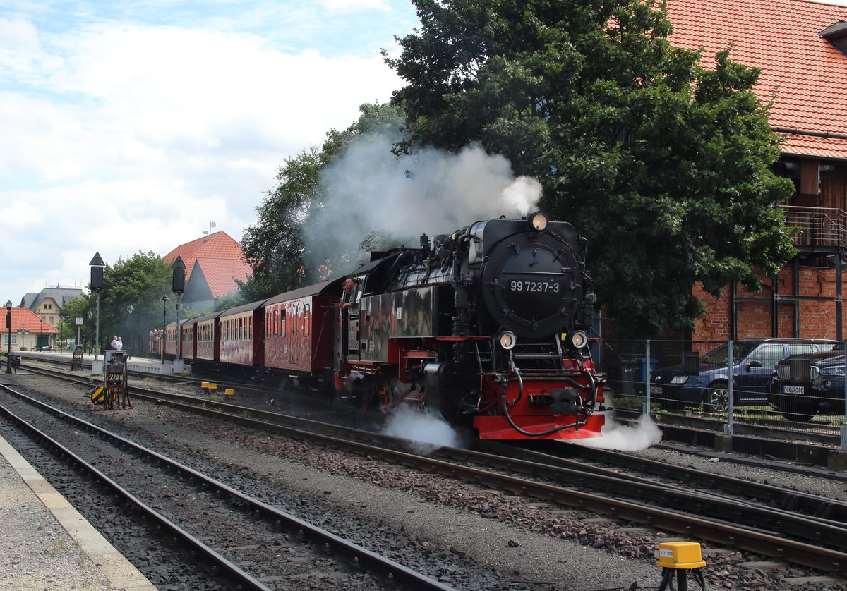 99 7237-3 verlässt mit dem P8903 (Wernigerode - Eisfelder Talmühle) den Bahnhof von Wernigerode. 

Wernigerode, 04. August 2017