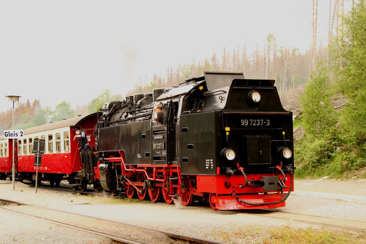 99 7237 bei der Ausfahr aus dem Bahnhof Schierke am 20.05.2022