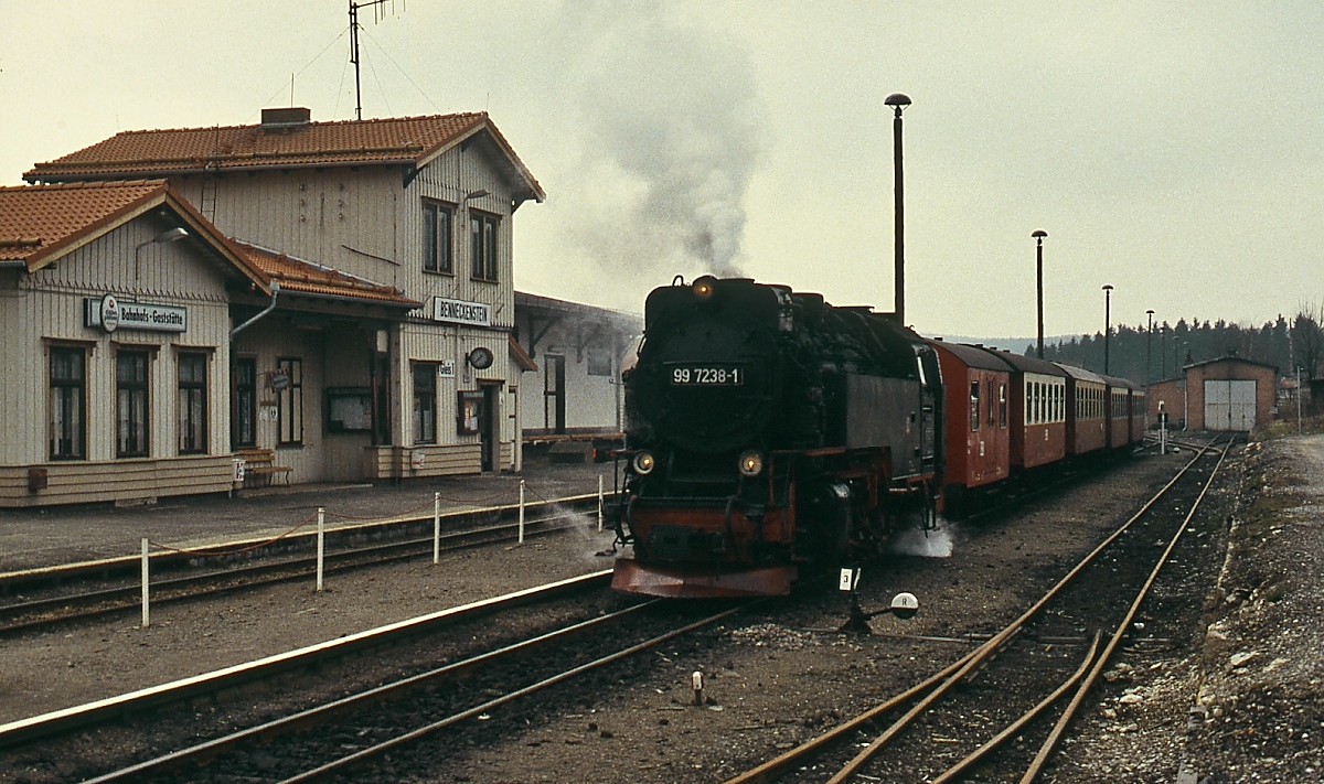 99 7238-1 wartet im April 1994 im Bahnhof Benneckenstein auf die Abfahrt nach Nordhausen