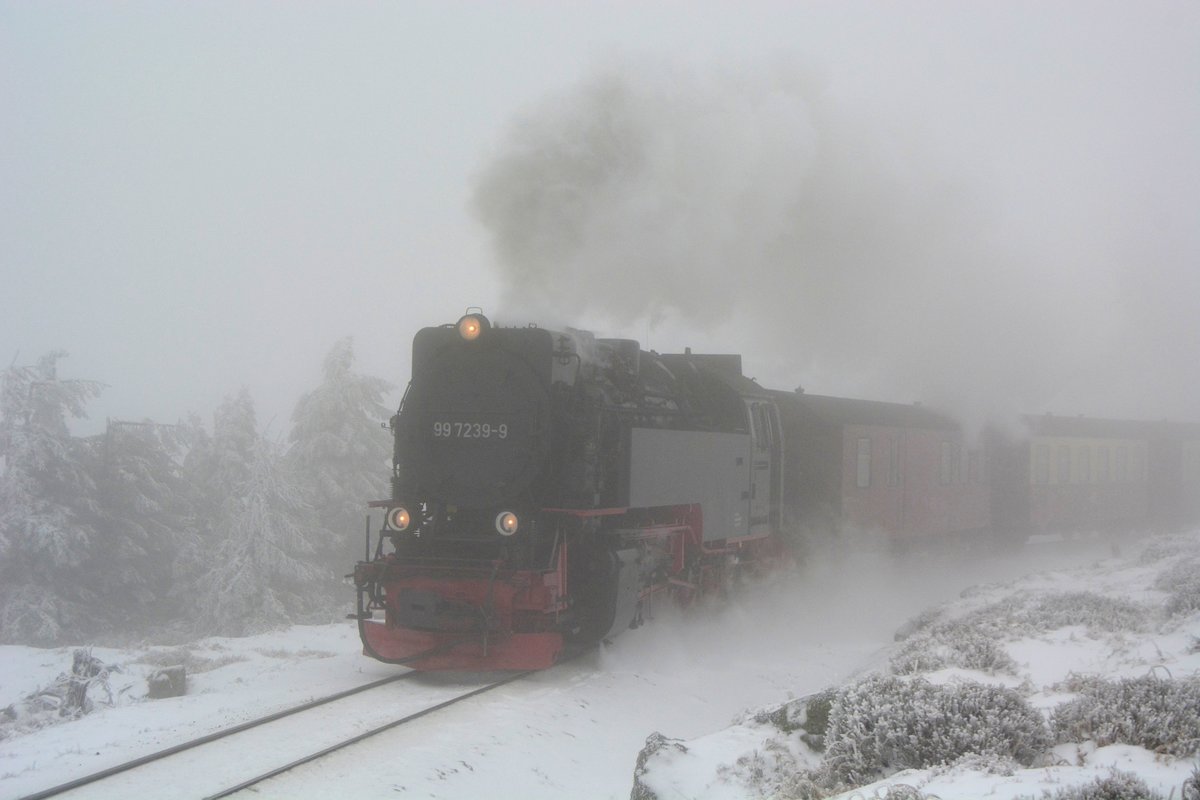 99 7239-9 arbeitet sich durch den Nebel und hat den Brockenbahnhof fast erreicht.

Brocken 06.01.2020