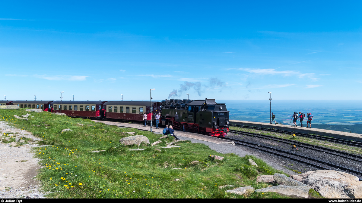 99 7239 steht am 1. Juni 2017 mit ihrem Zug im Brockenbahnhof zur Talfahrt nach Wernigerode bereit.