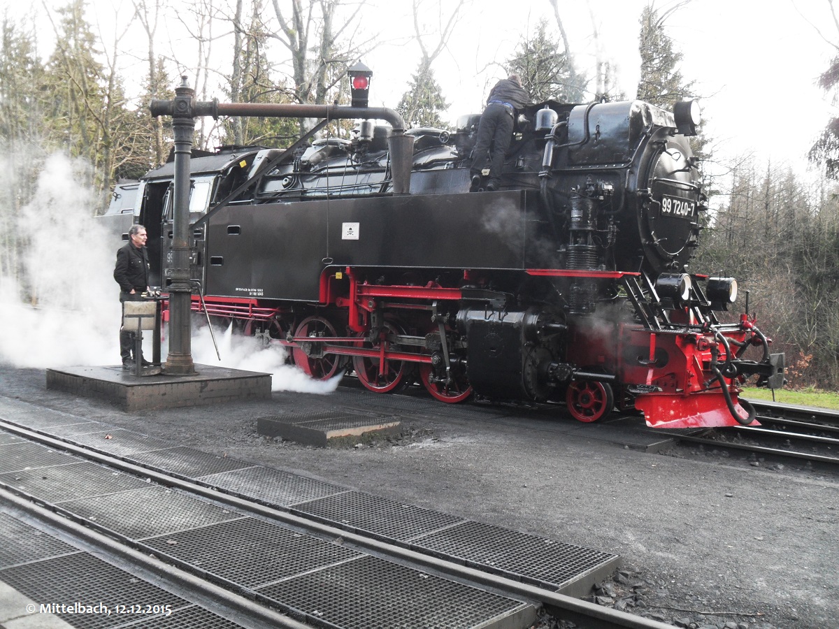 99 7240-7 am 12.12.2015 in Drei-Annen-Hohne beim Wassernehmen.