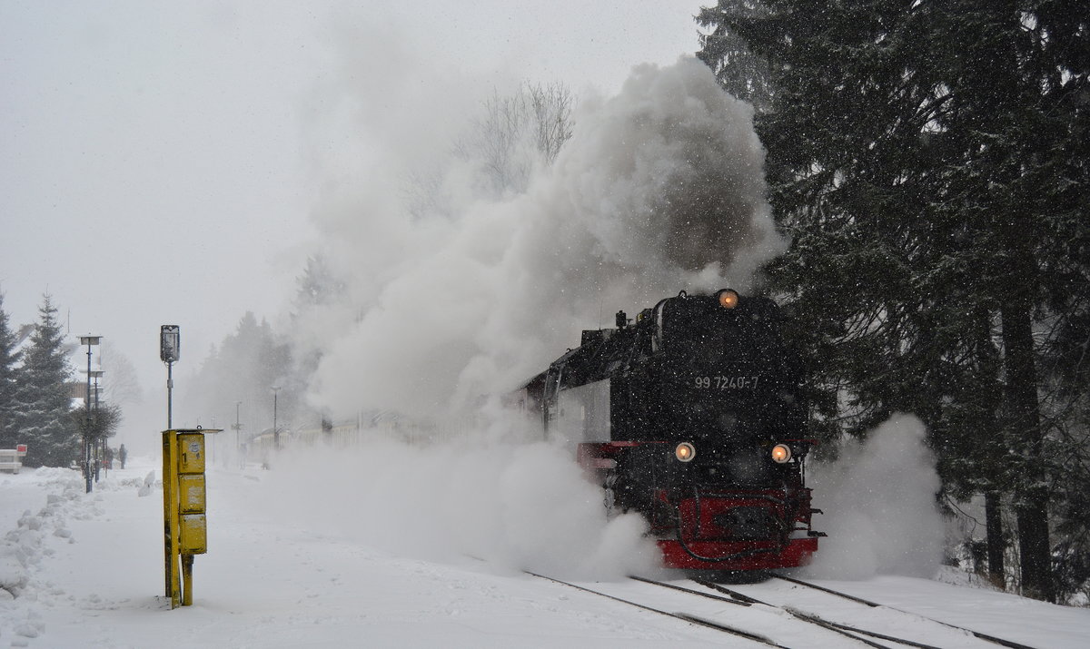 99 7240-7 dampft mit dem P8920 aus dem Bahnhof Drei Annen Hohne gen Schierke.

Drei Annen Hohne 04.01.2017