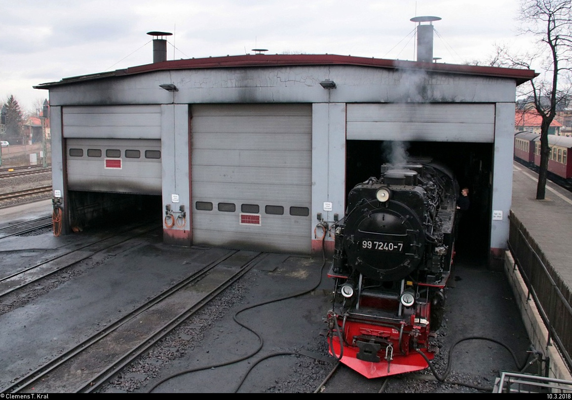 99 7240-7 der Harzer Schmalspurbahnen GmbH (HSB) dampft im Lokschuppen des Bahnhofs Wernigerode vor sich hin. [10.3.2018 | 9:35 Uhr]