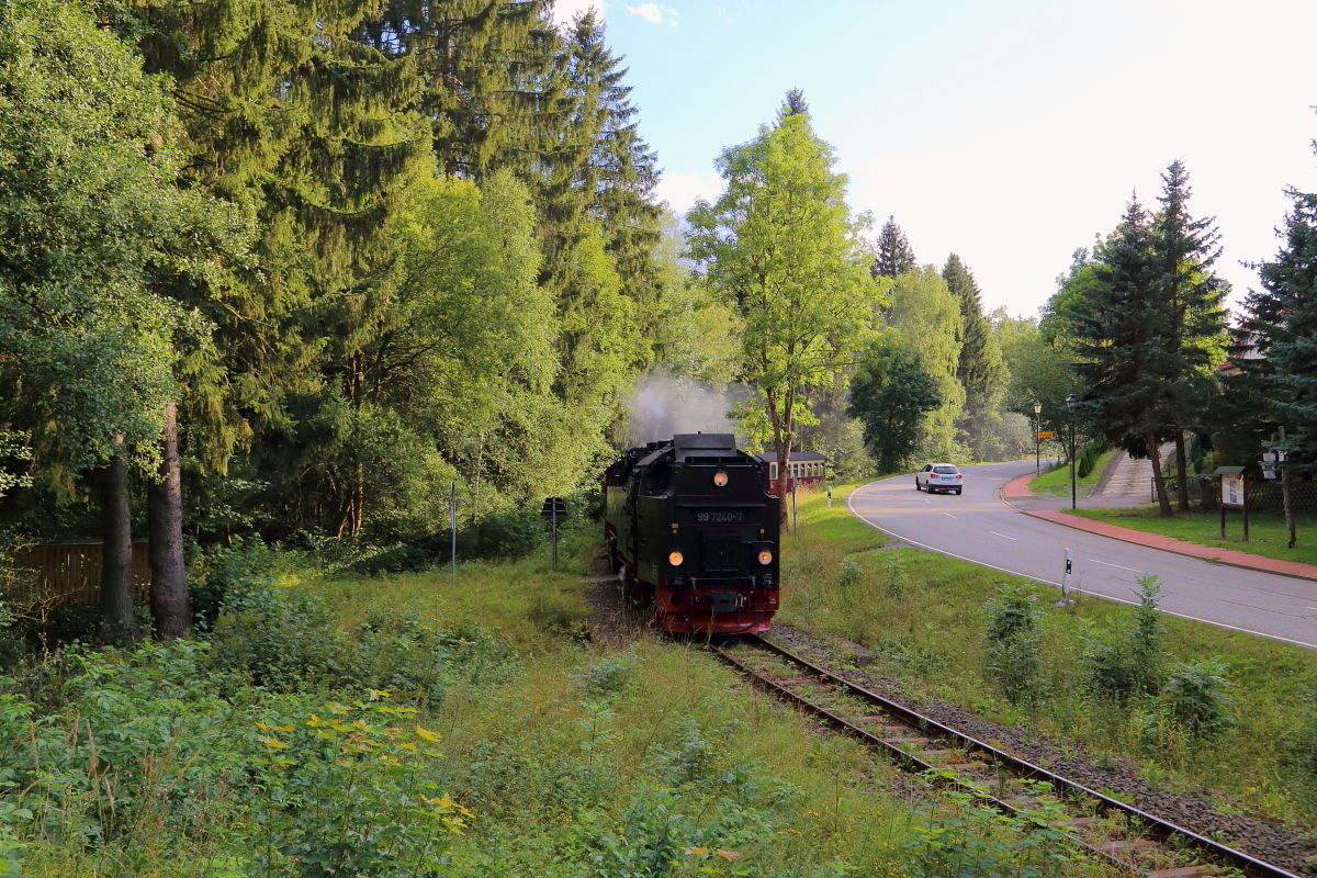 99 7240 am 22.08.2020 mit P 8964 (Eisfelder Talmühle - Quedlinburg)kurz vor Erreichen des Bahnhofes Alexisbad. (Bild 2)
(Achtung! Dieses Bild war bereits freigeschalten!!)