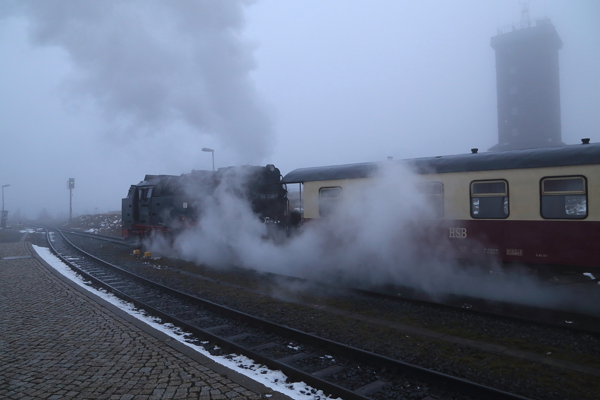 99 7240 mit P 8936 am 16.10.2015 bei der Ausfahrt aus dem Brockenbahnhof.