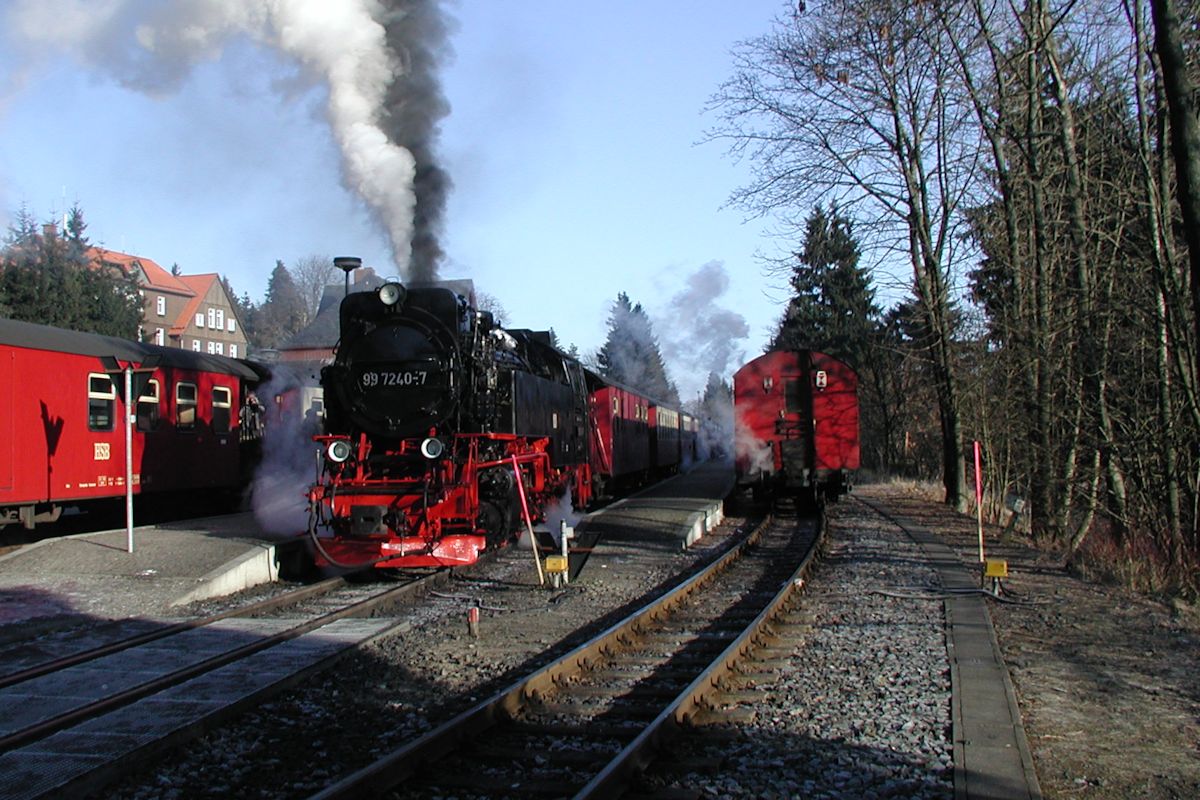 99 7240 steht am 29.12.2008 mit ihrem Zug zum Brocken abfahrbereit im Bahnhof Drei-Annen-Hohne.