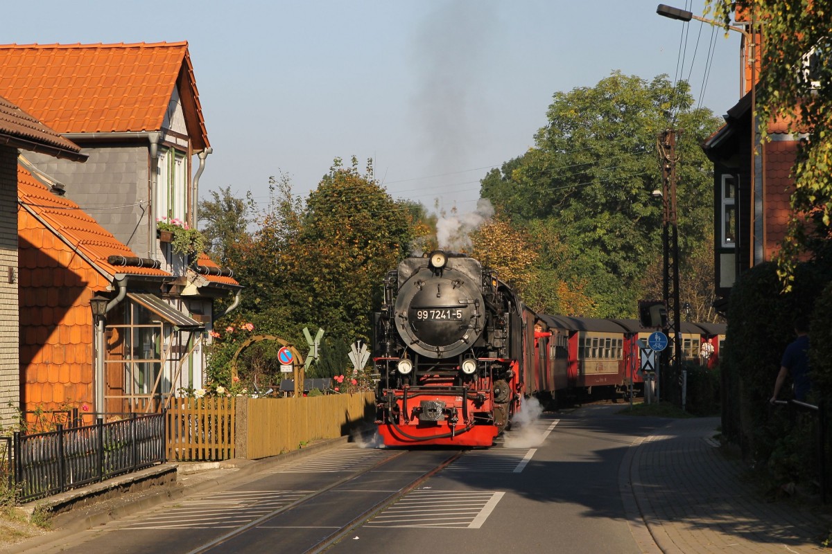 99 7241-5 (Baujahr: 1956) der Harzer Schmalspurbahn GmbH (HSB) mit Lokzalzug 8939 Wernigerode-Brocken in Wernigerode Kirchstraße am 4-10-2014.