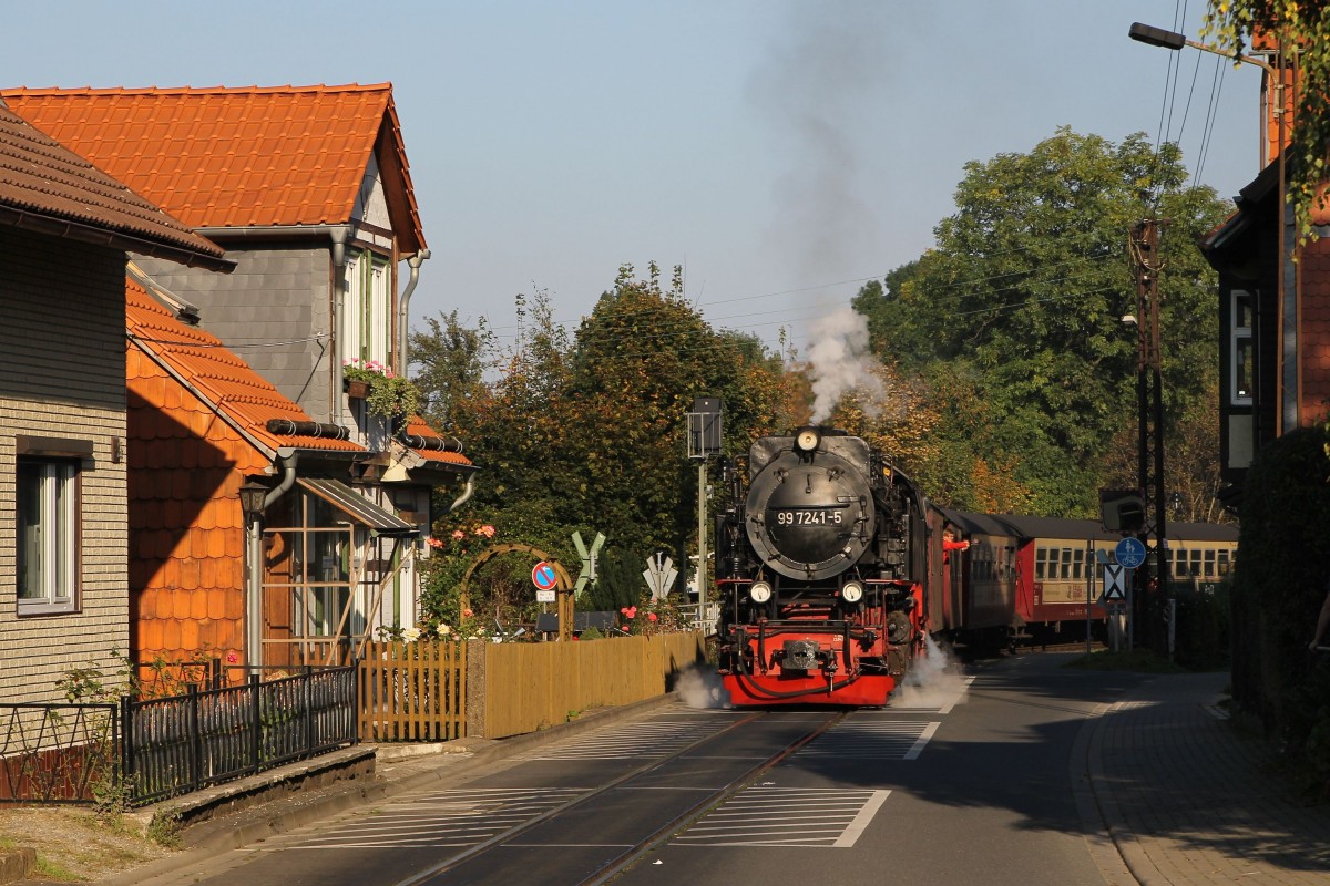 99 7241-5 (Baujahr: 1956) der Harzer Schmalspurbahn GmbH (HSB) mit Lokzalzug 8939 Wernigerode-Brocken in Wernigerode Kirchstraße am 4-10-2014.
