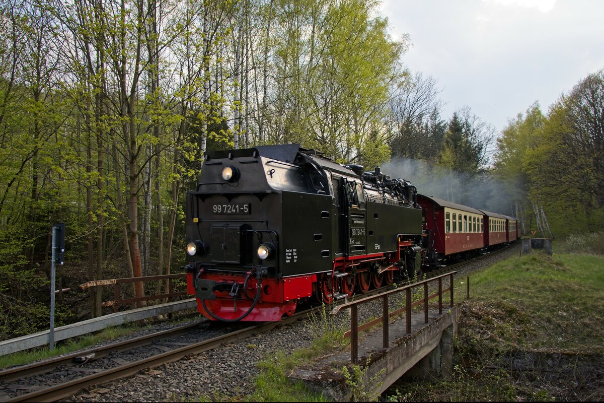 99 7241-5 der HSB überquert mit Zug 8946 auf dem Rückweg vom Brocken die Holtemme (02.05.2022)