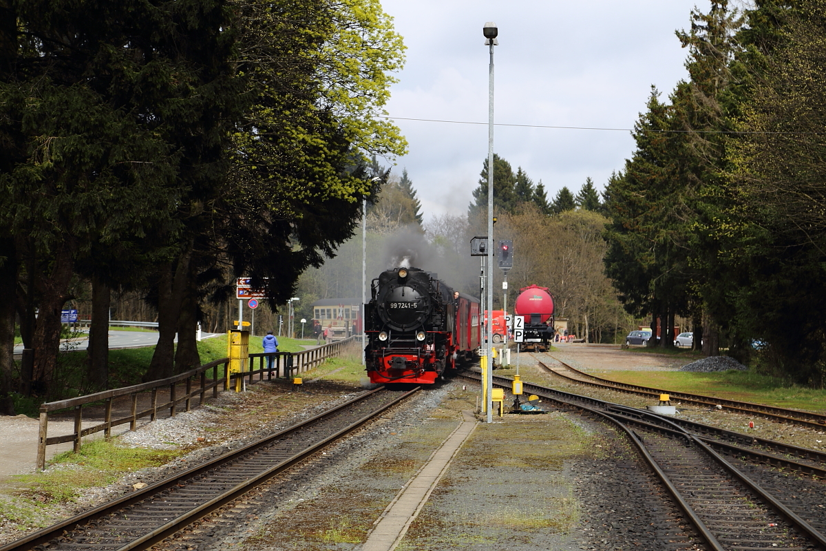 99 7241 am Nachmittag des 15.04.2014, mit Brockenzug aus Wernigerode kommend, kurz vor Einfahrt in den Bahnhof Drei Annen Hohne.