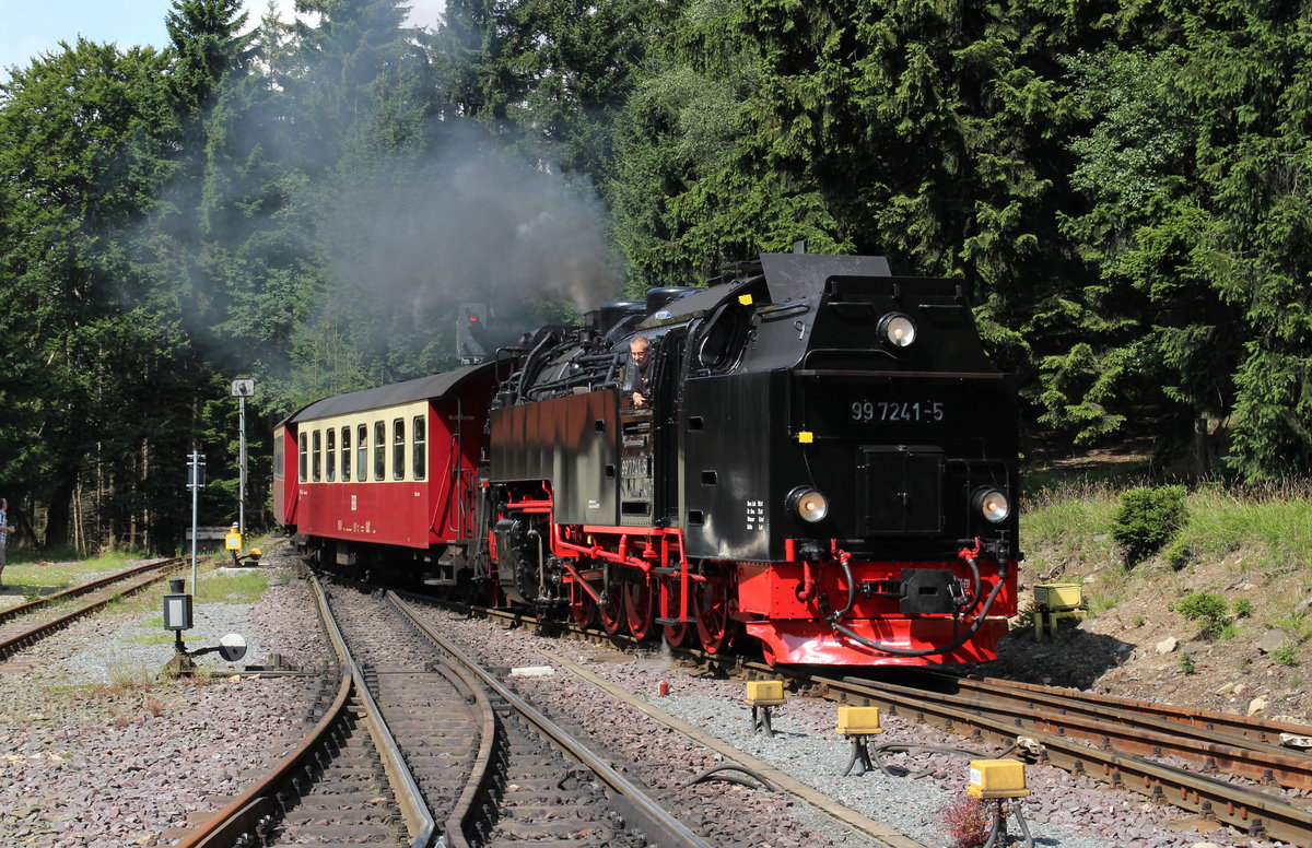 99 7241 erreicht mit dem P8932 (Brocken - Wernigerode) den Bahnhof von Schierke.

Schierke, 16. August 2017