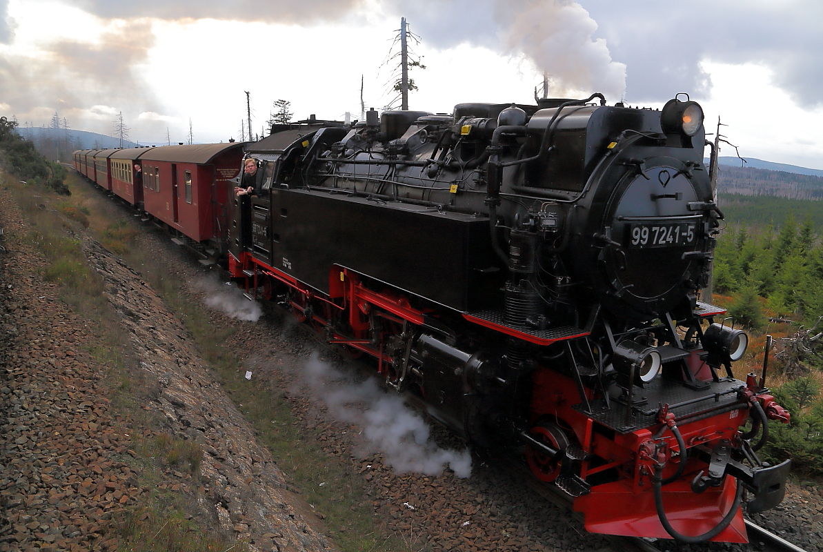 99 7241 passiert auf der Fahrt zum Brocken am 19.10.2018 mit P8925 die Ausweichstelle Goetheweg. (Bild 3)