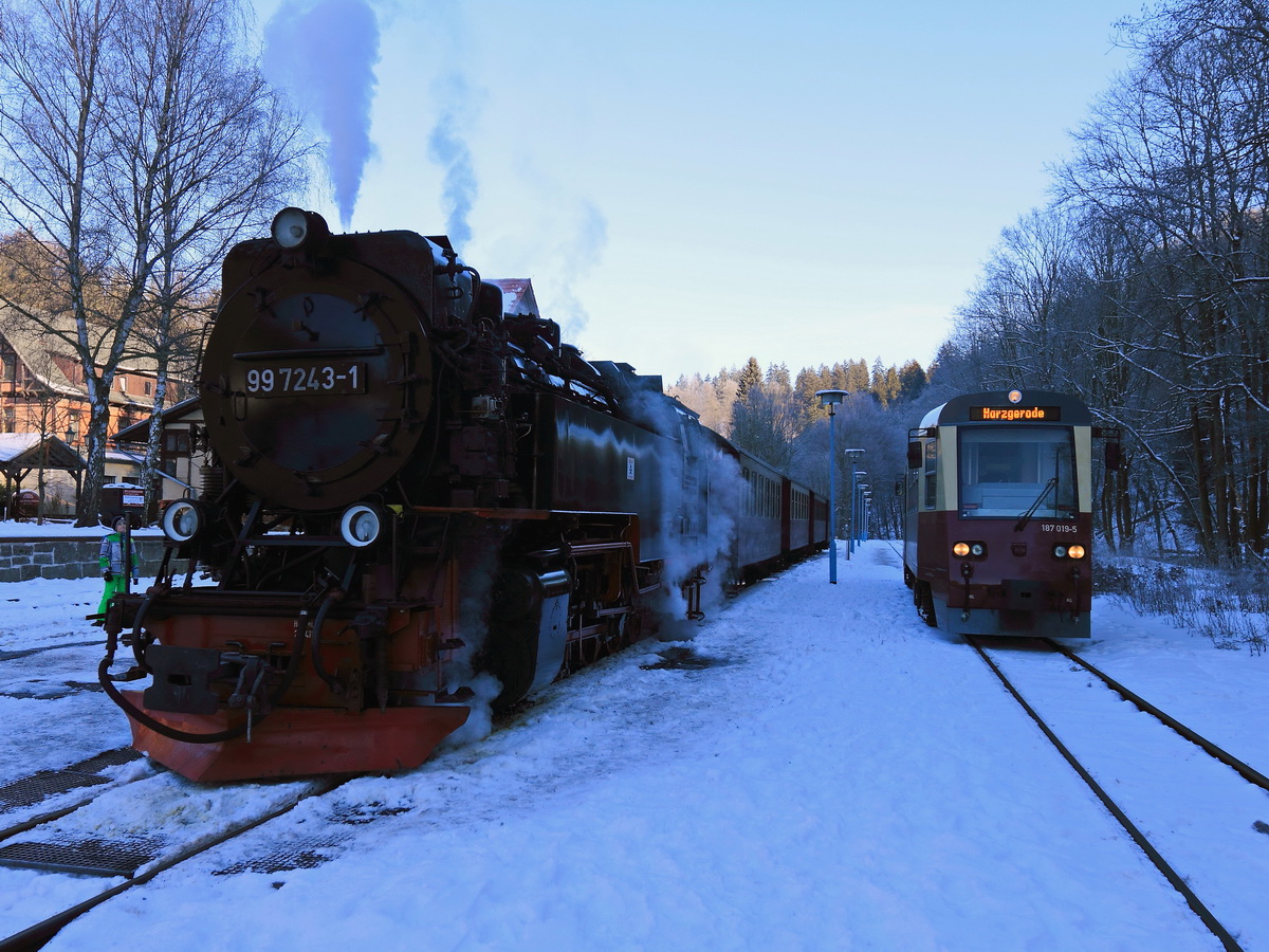 99 7243-1 und 187 019-5 der Harzer Schmalspurbahnen stehen am 22. Januar 2017 im Bahnhof Alexisbad.