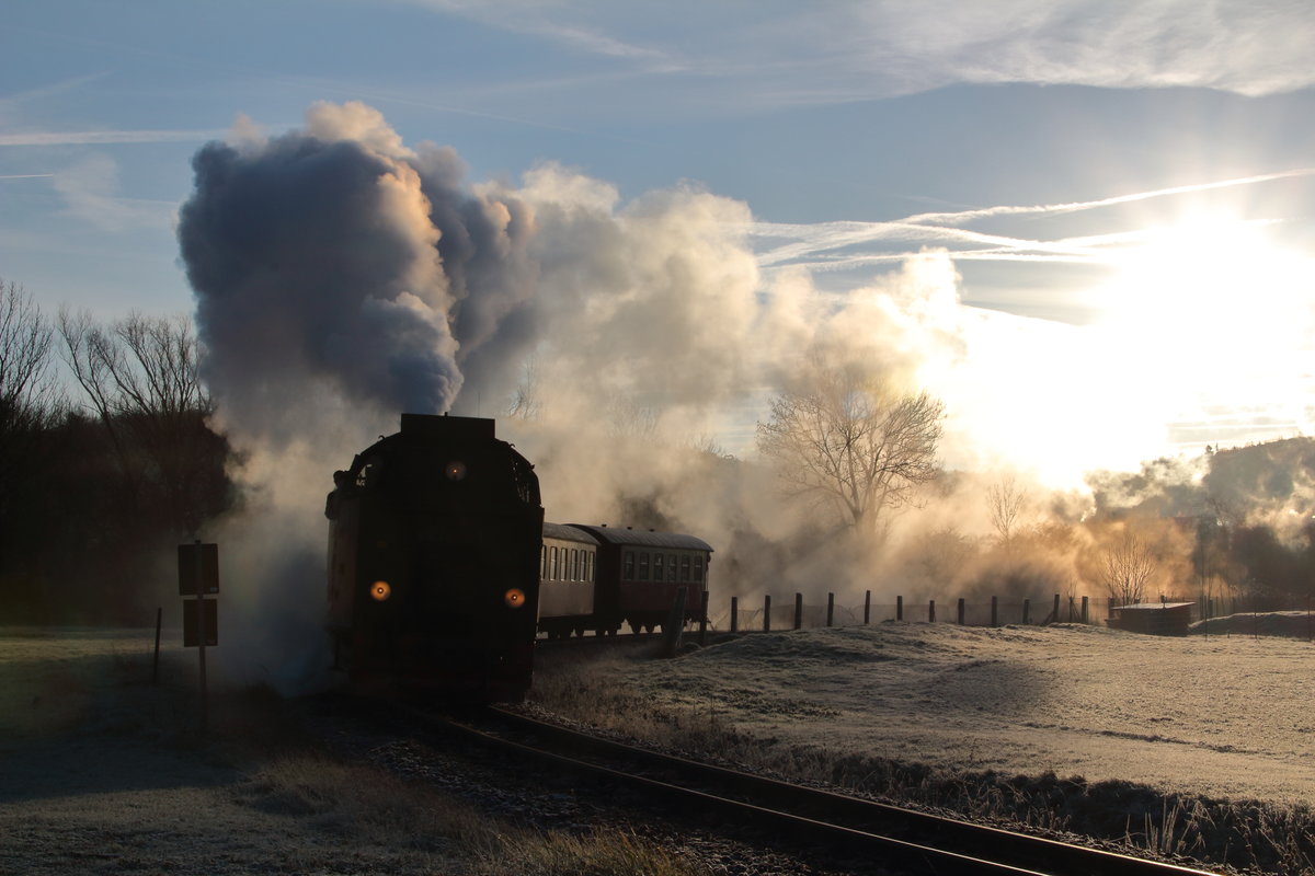 99 7243-1 erreicht an einem kalten Wintermorgen mit dem P8960 (Harzgerode - Quedlinburg) den Bahnhof Gernrode.

Gernrode, 17. Dezember 2016