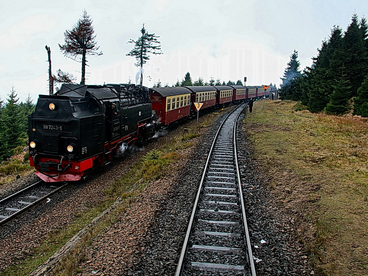 99 7243-1 fährt nun nach dem Zurücksetzen aus dem Bahnhof Goetheweg am 04. November 2017 in Richtung Schierke.