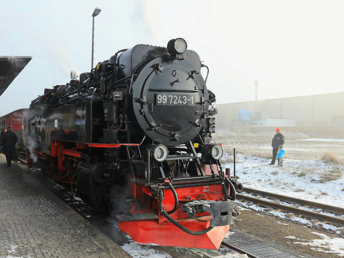 99 7243-1 der HSB steht im nebeligen Bahnhof Quedlinburg am 22. Januar 2017.