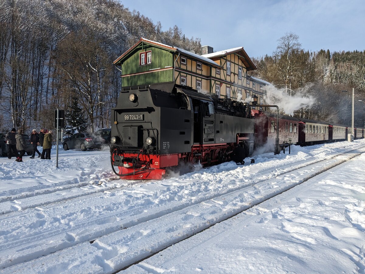 99 7243 ist aus Drei Annen Hohne kommend in Eisfelder Talmühle angekommen und nimmt nun Wasser. Danach wird die Lok noch einmal nach Drei Annen Hohne fahren.