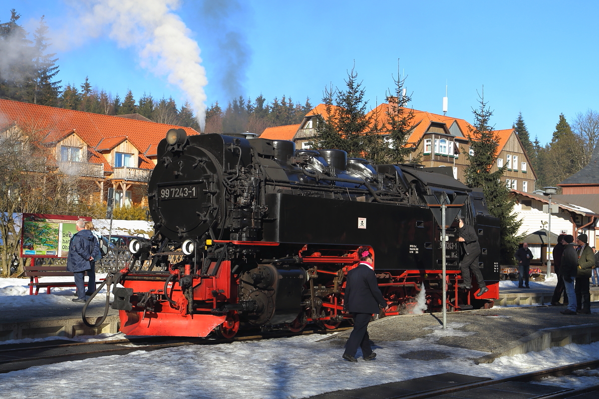 99 7243 im IG HSB-Sonderzugeinsatz am 13.02.2015, kurz vor dem Wasserfassen, im Bahnhof Drei Annen Hohne. Da es, jahreszeitbedingt, an Blumen in der Umgebung mangelt, hat sich die Zugführerin unseres Zuges kurzerhand ein Blümchen ins Haar gesteckt! Hier mußte ich doch ein wenig an Goethes  Osterspaziergang  denken:  ....Doch an Blumen fehlt`s im Revier, sie nimmt geputzte Menschen dafür!!! . ;-)