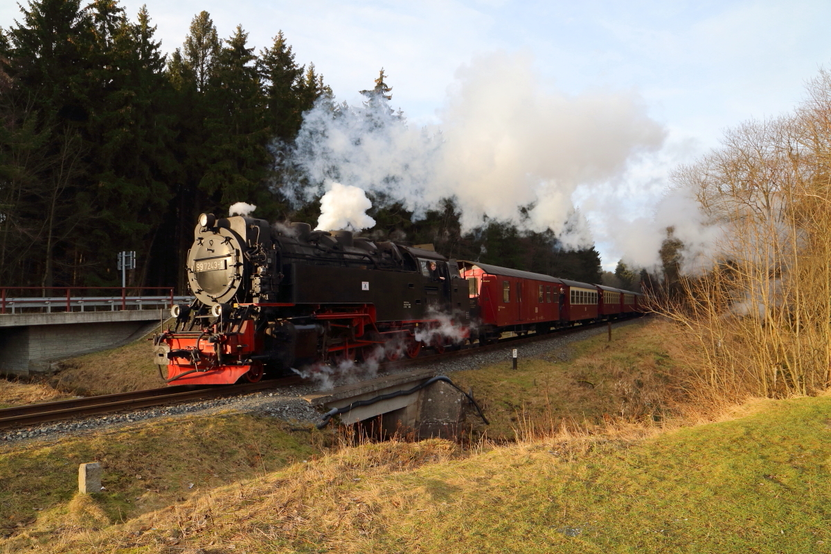 99 7243 mit P8937 (Wernigerode-Brocken am 06.02.2016, kurz vor Erreichen des Bahnhofes Drei Annen Hohne. (Bild 2)