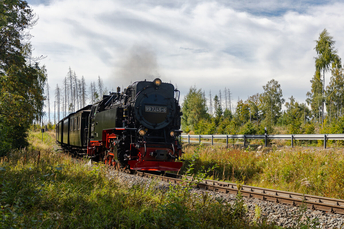 99 7245-6 aus Elend kommend zum Bahnhof Drei Annen Hohne. 8.9.25