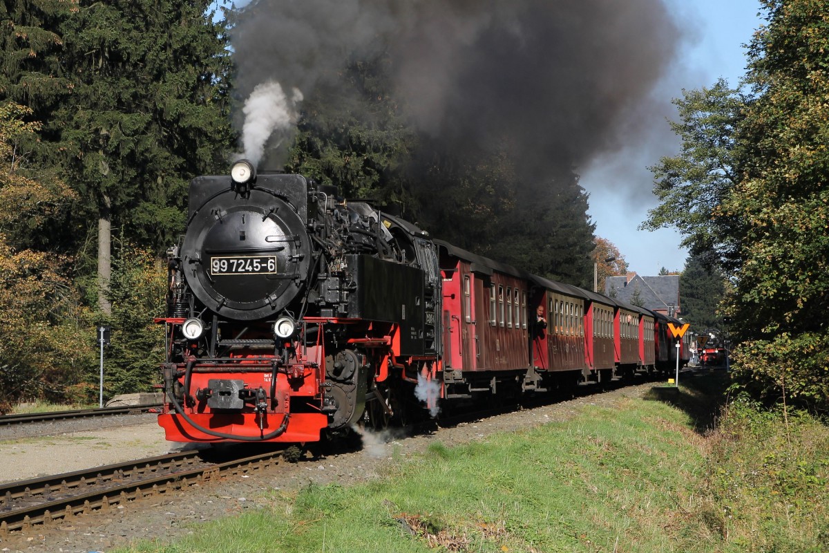 99 7245-6 (Baujahr: 1956) der Harzer Schmalspurbahn GmbH (HSB) mit Lokzalzug 8929 Brocken-Nordhausen bei Drei Annen Hohne am 4-10-2014.
