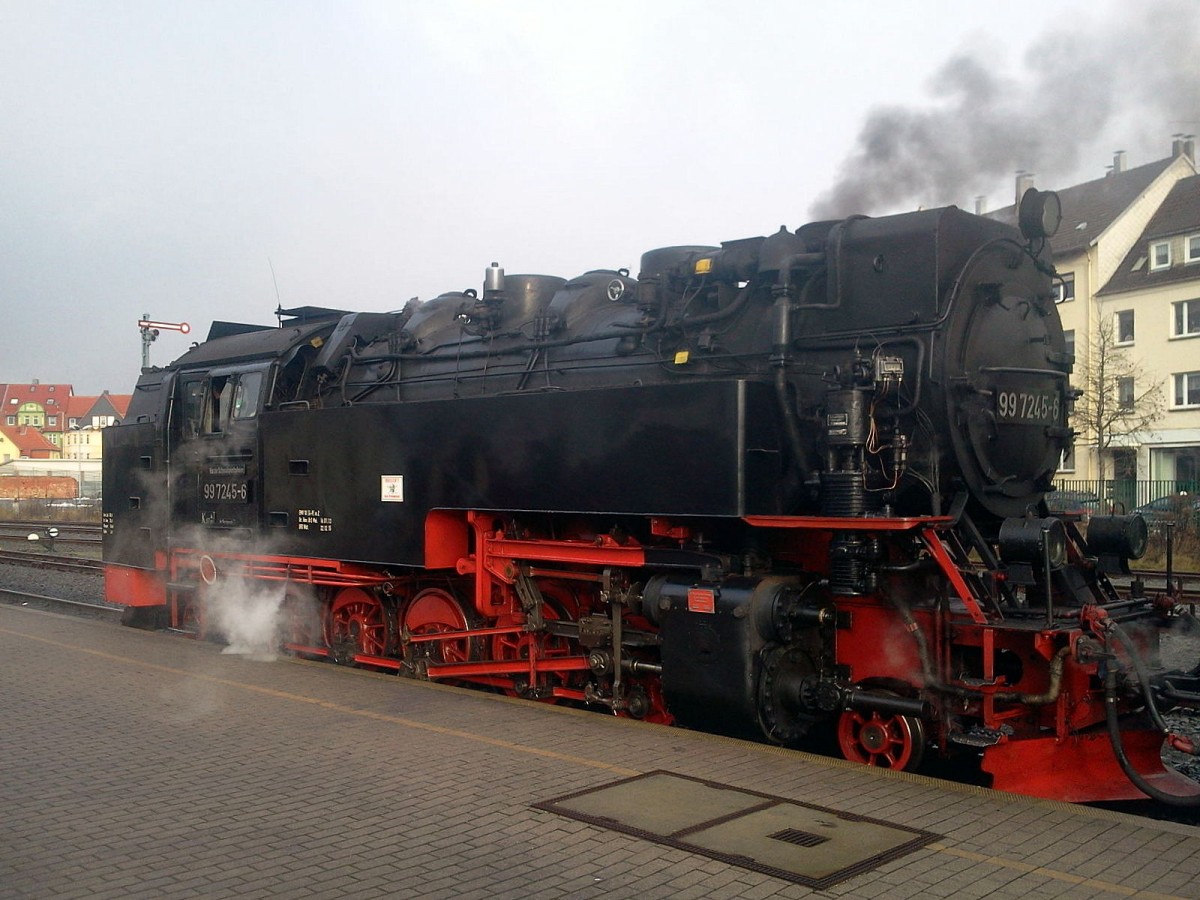 99 7245-6 von den Harzer Schmalspurbahnen , kurz vor ihrer Abfahrt hinauf auf den Brocken , am 13.01.2016 im Bahnhof Nordhausen.