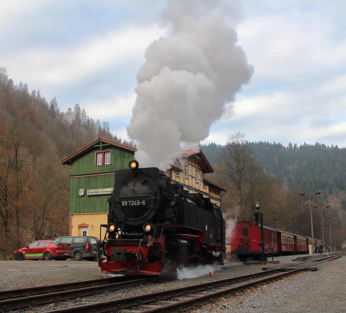 99 7245-6 macht mächtig Dampf beim umrangieren. Gleich geht es mit P8914 (Eisfelder Talmühle - Wernigerode) wieder hoch nach Drei Annen Hohne. Dort wird sie den Zug (Brocken - Nordhausen) übernehmen.

Eisfelder Talmühle, 17. Dezember 2016
