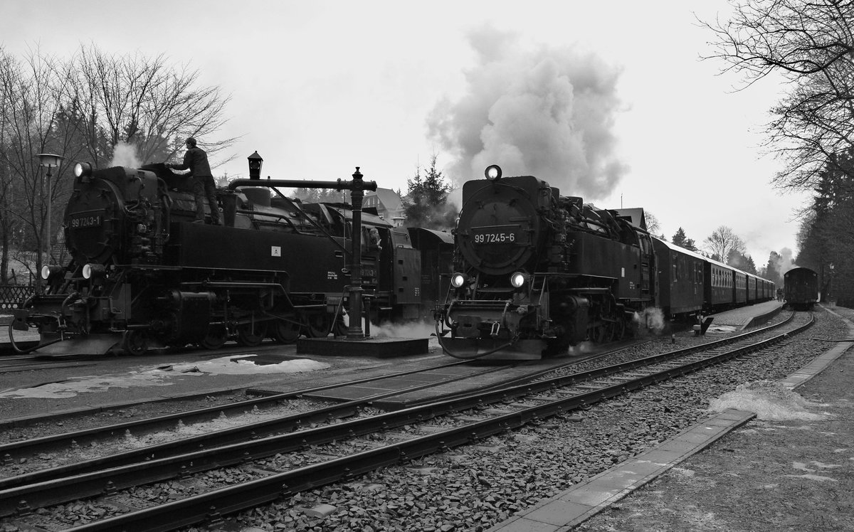 99 7245-6 zu sehen am 23.02.17 bei der Ausfahrt in Drei Annen Hohne nach Nordhausen und 
links 99 7243-1 mit dem Zug zum Brocken.