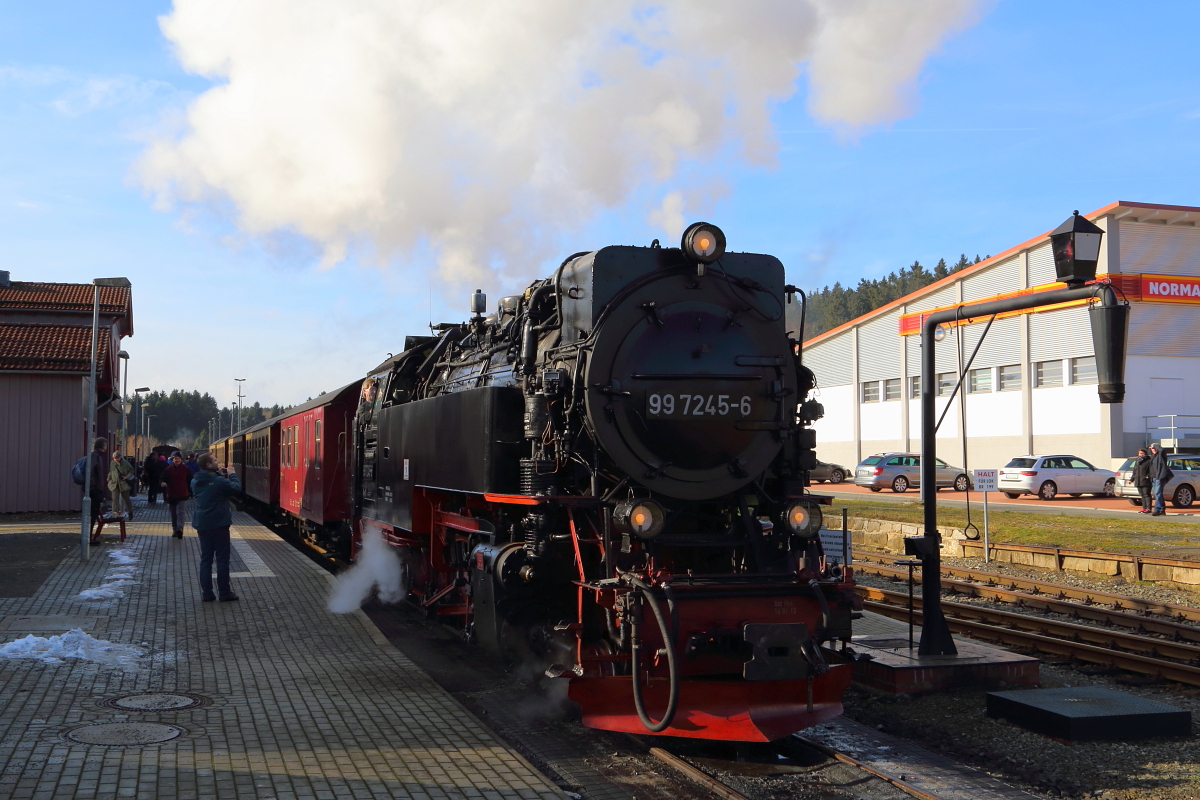 99 7245 am 06.02.2016 mit P8903 (Wernigerode-Eisfelder Talmühle) bei der Einfahrt in den Bahnhof Benneckenstein.